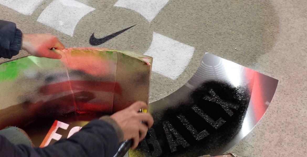 Pose du pochoir nike Pose du pochoir Nike