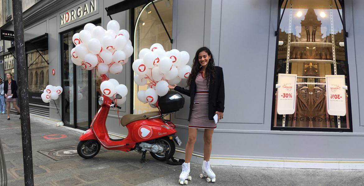 Hôtesse de street marketing devant le magasin avec des patins à roulettes Hôtesse de street marketing devant le magasin avec des patins à roulettes