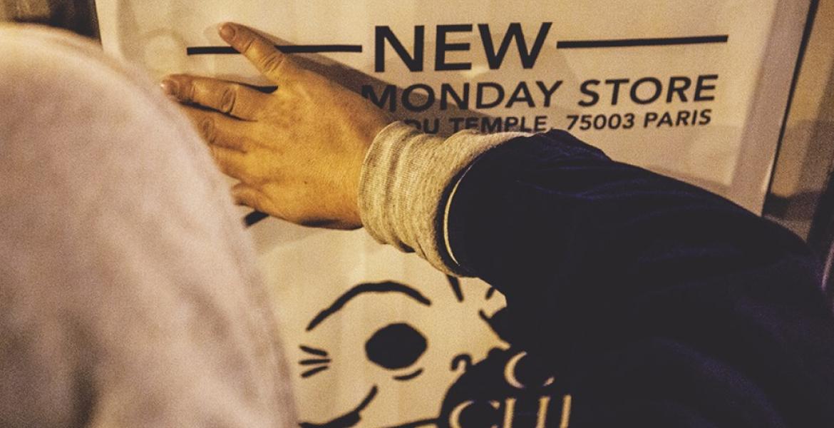 Collage d'affiche en cours... Collage d'affiche en cours...