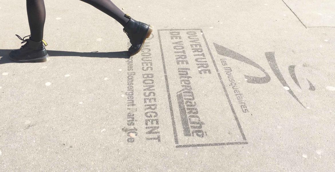 Marquage publicitaire au sol pour l'ouverture d'un super marché Marquage publicitaire au sol pour l'ouverture d'un super marché