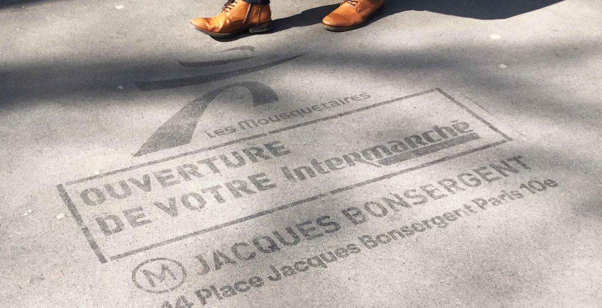 Marquage au sol sur un trottoir pour l'ouverture d'un supermarché à Paris Marquage au sol sur un trottoir pour l'ouverture d'un supermarché