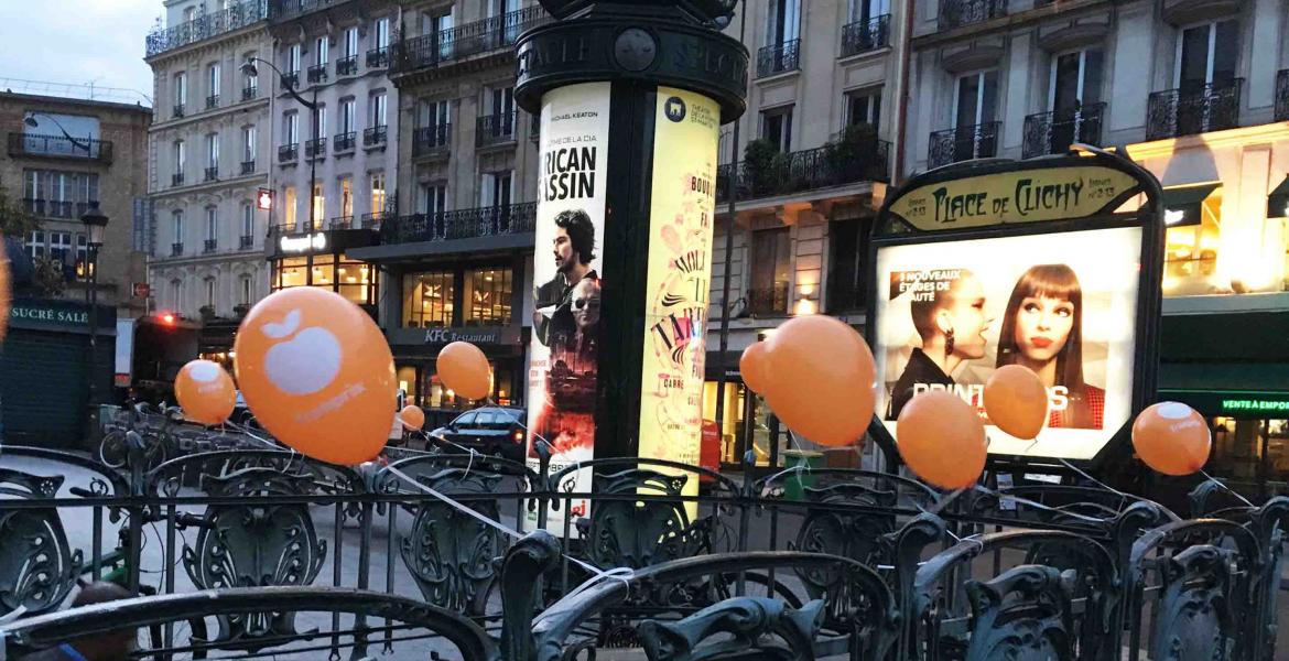 Guérilla-marketing au ballon gonflé à l'hélium. Guérilla-marketing au ballon gonflé à l'hélium.