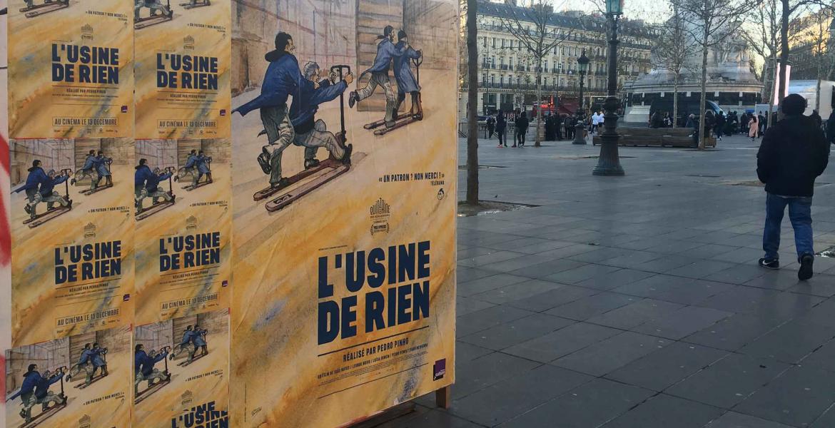 Affichage sauvage sur la place de la république à Paris. Affichage sur une place Parisienne
