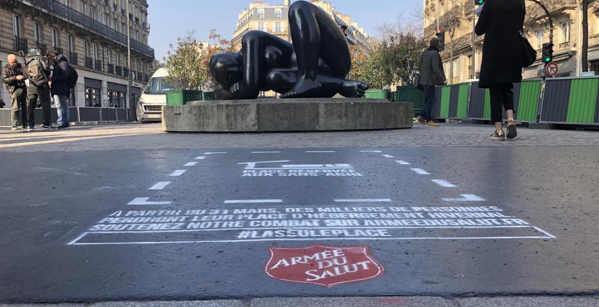 "La seule place réservée aux personnes sans-abri à la fin de l’hiver", marquage temporaire tempo-tag "La seule place réservée aux personnes sans-abri à la fin de l’hiver", marquage temporaire tempo-tag