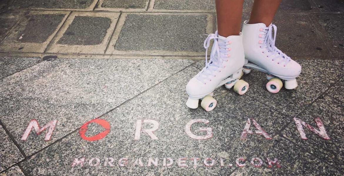 Hôtesse en patin à roulettes sur un marquage au sol pour une opération de street-marketing Hôtesse en patin à roulettes sur un marquage au sol pour une opération de street-marketing