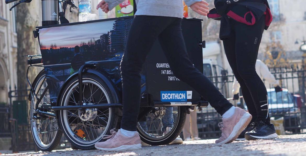 Une opération de street-marketing avec un triporteur buvette. Une opération de street-marketing avec un triporteur buvette.