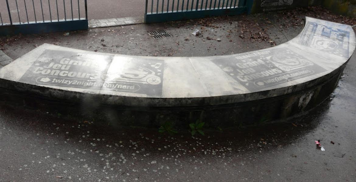 Même sur les bancs... Technopole de Lille Reverse Graffiti Lille