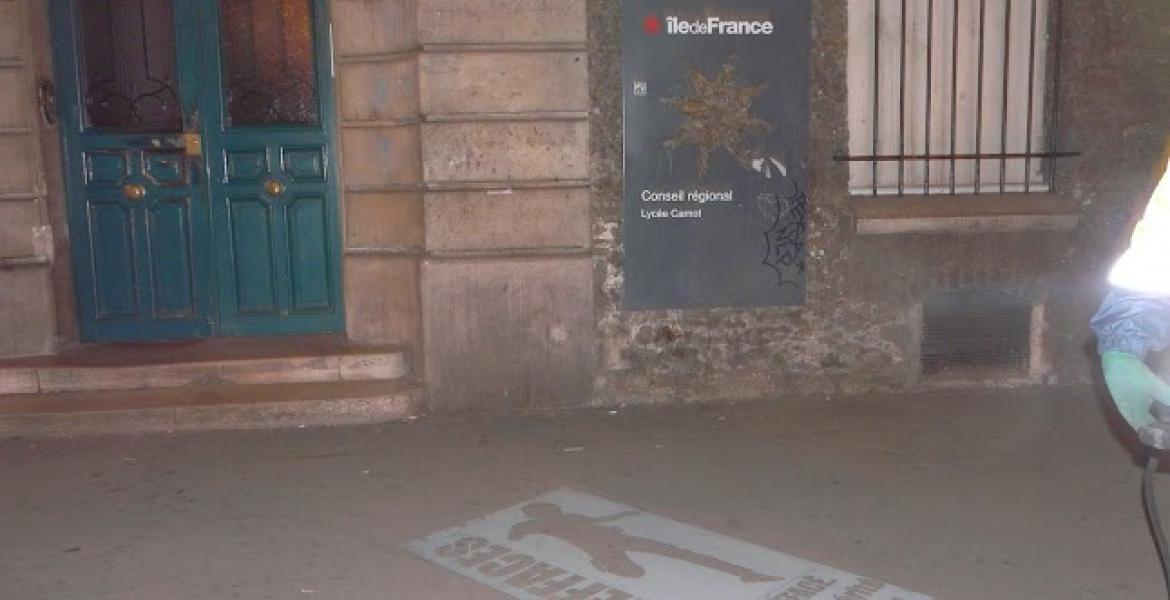 Un Clean-Tag devant l'entrée d'un collège Clean-Tag à Paris