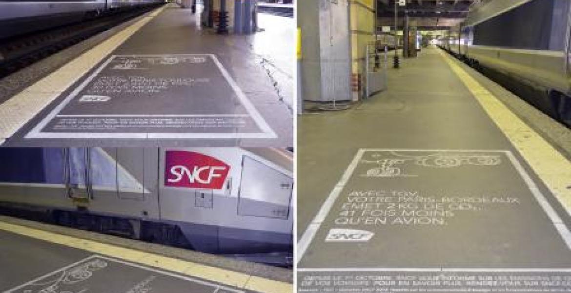 Un marquage sur le quai de la gare Des marquages sur le quai de la gare