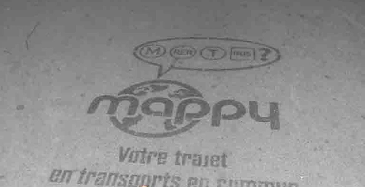 Clean-tag Mappy davant une station de métro Clean-tag Mappy davant une station de métro