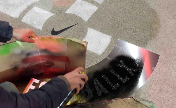 Pose du pochoir Nike