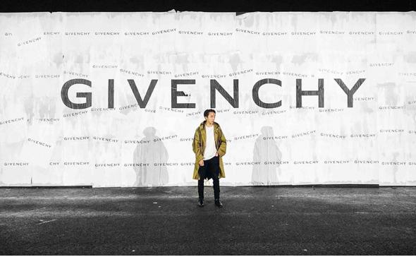 Affichage sauvage pour le défilé Givenchy