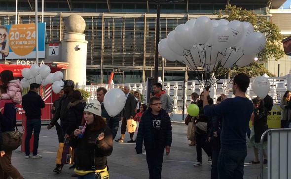 Campagne de street-marketing avec du ballon gonflé à l'hélium.