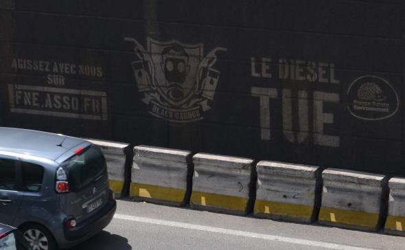 Clean-tag sur les murs des quais de Seine à Paris