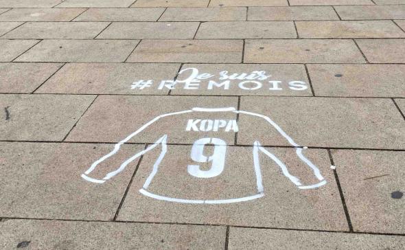 Publicité sur un trottoir