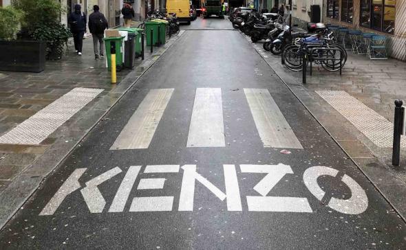 Marquage sur la route pour kenzo