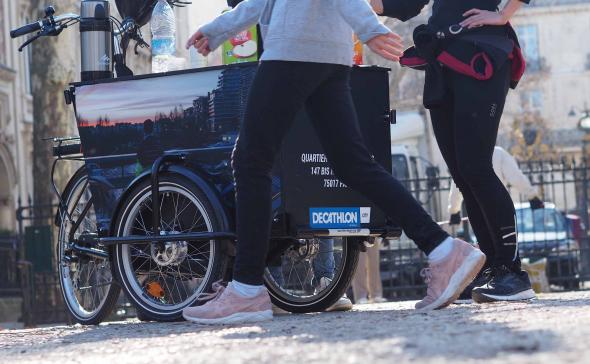 Une opération de street-marketing avec un triporteur buvette.