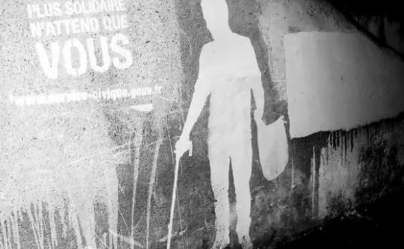 Une silhouette en clean-tag sur support vertical